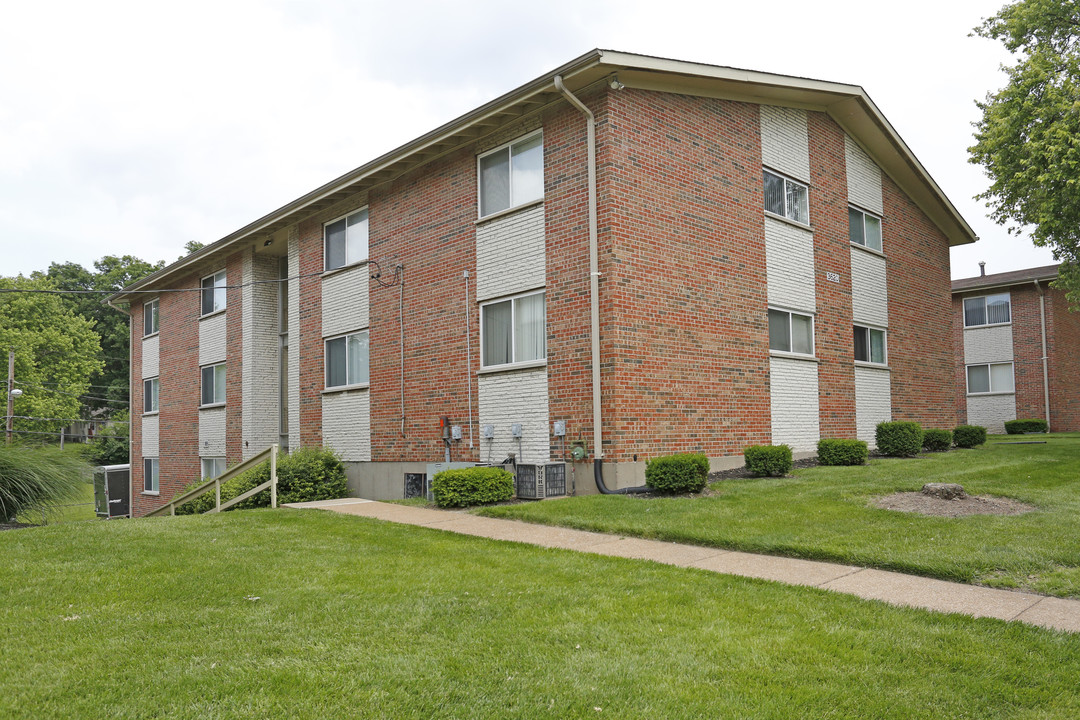 Imperial Gardens in St. Ann, MO - Building Photo