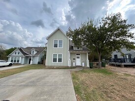 735 Meadow Ln in Bryan, TX - Building Photo