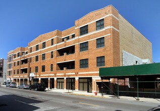 2044 W Belmont Ave in Chicago, IL - Foto de edificio - Building Photo