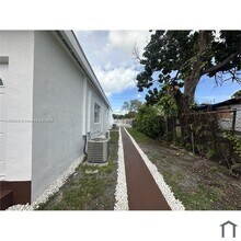 1136 NW 55th St in Miami, FL - Building Photo - Building Photo