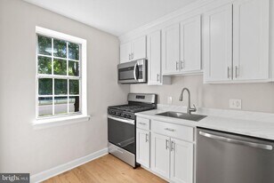 6617 E Wakefield Dr in Alexandria, VA - Building Photo