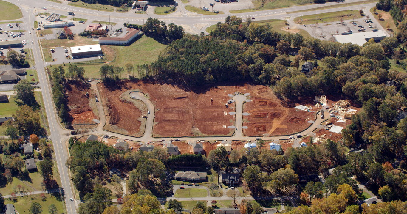 College Manor in Barnesville, GA - Building Photo