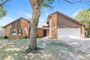 1307 Brookfield Ln in Mansfield, TX - Building Photo
