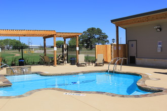 Eagle Heights Pleasanton in Pleasanton, TX - Foto de edificio - Building Photo