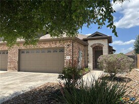 692 Creekside Cir in New Braunfels, TX - Building Photo