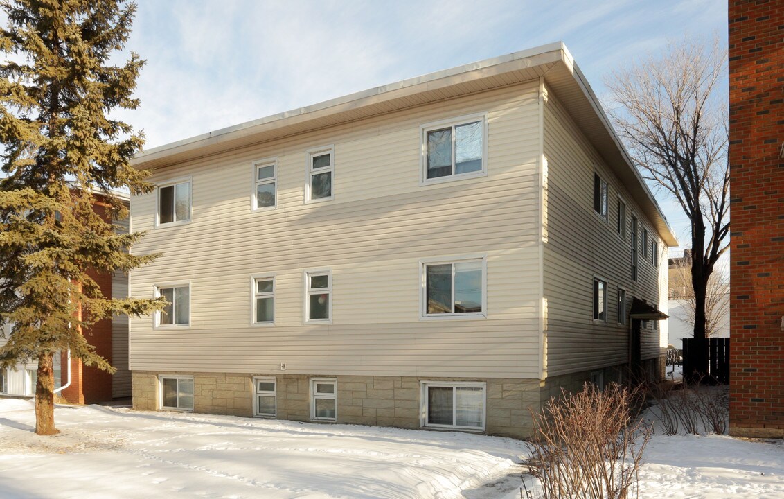 10629 108th St NW in Edmonton, AB - Building Photo