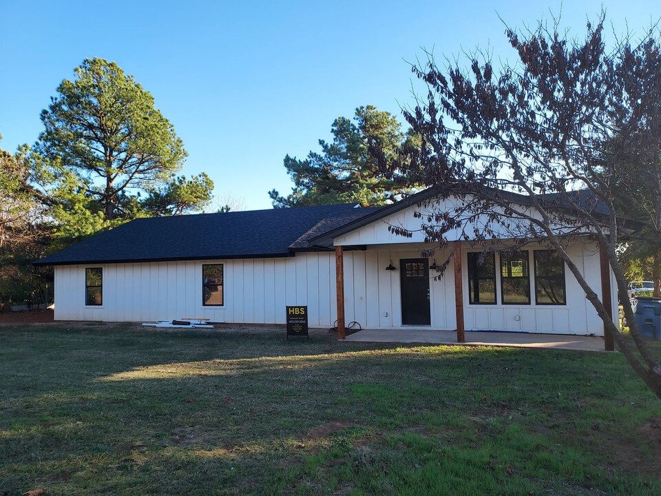 10400 NE 21st St in Nicoma Park, OK - Building Photo