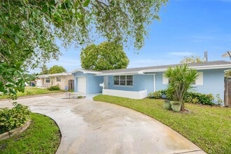 7811 NW 10th St in Pembroke Pines, FL - Building Photo - Building Photo