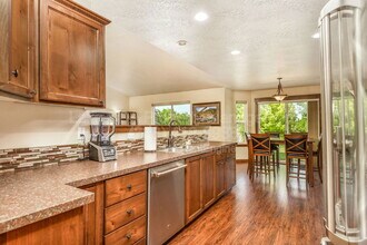 10231 N Zenith St in Hayden, ID - Building Photo - Building Photo