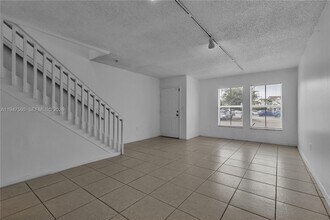 9193 Fontainebleau Blvd in Miami, FL - Building Photo - Building Photo