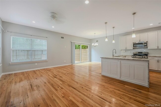 23 Terrace in Patchogue, NY - Building Photo - Building Photo