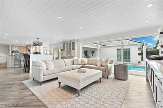 3737 Crayton Rd in Naples, FL - Building Photo - Building Photo