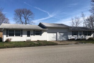 719 E Monroe St in Herrin, IL - Building Photo