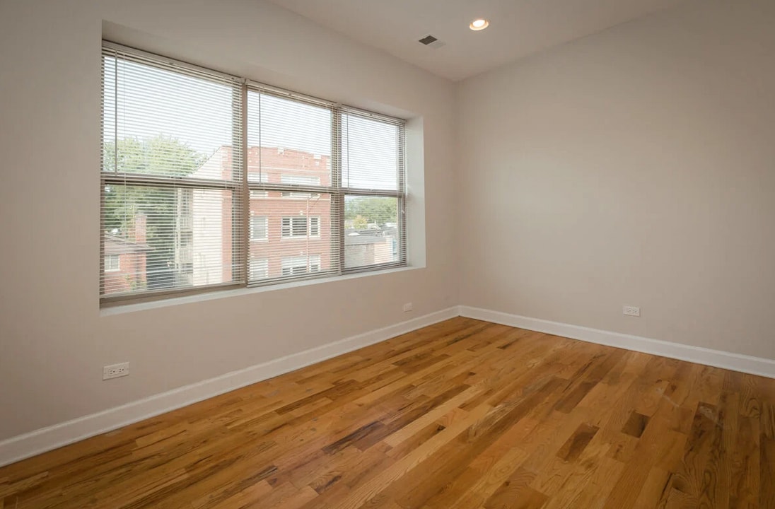 7223 N Rogers Ave, Unit 1 in Chicago, IL - Building Photo