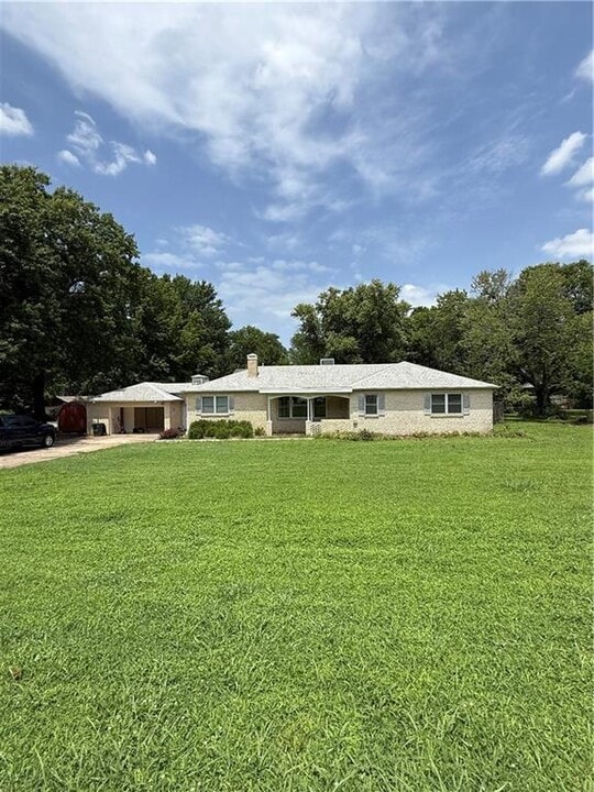 1918 W Wedington Dr in Fayetteville, AR - Building Photo