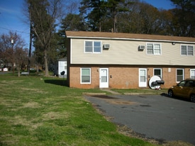 2667 Dr Carver Rd in Charlotte, NC - Building Photo