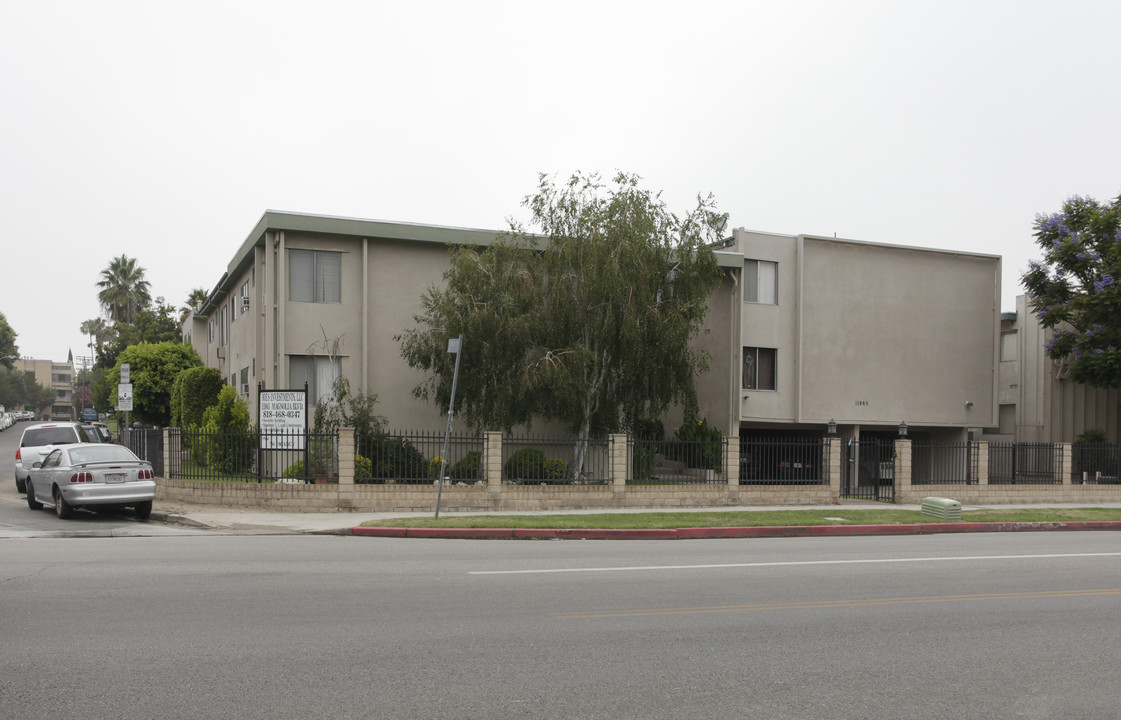 11865 Magnolia Blvd in Valley Village, CA - Building Photo