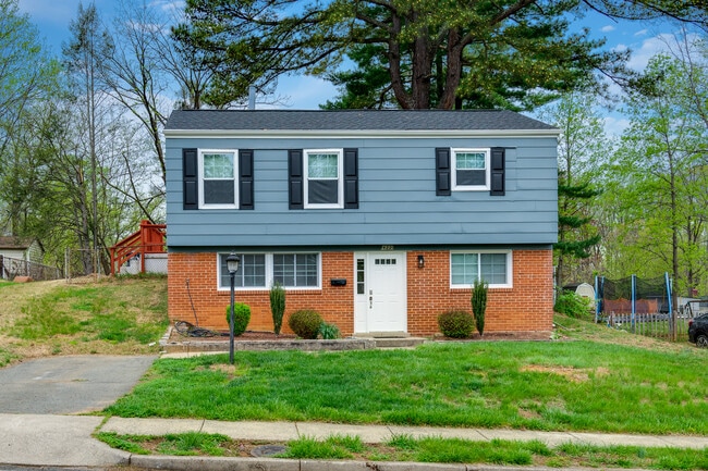 14220 Fallbrook Ln in Woodbridge, VA - Foto de edificio - Building Photo