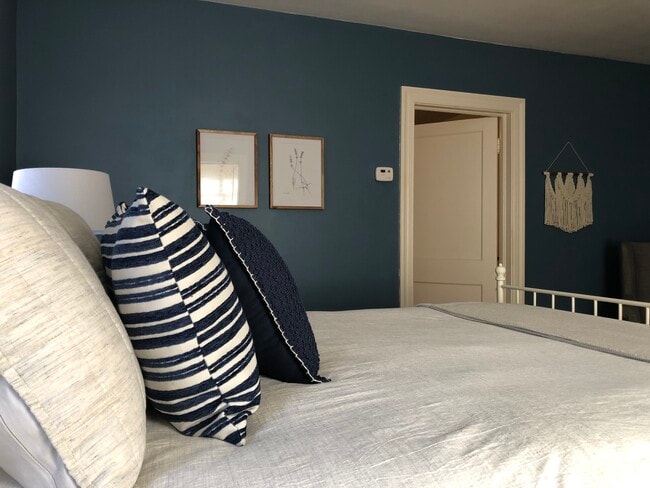 109 Vintage Ave, Unit Henny's Haven in Winston-Salem, NC - Foto de edificio - Building Photo