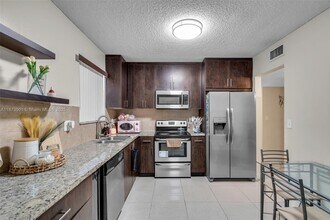 451 Ives Dairy Rd in Miami, FL - Building Photo - Building Photo