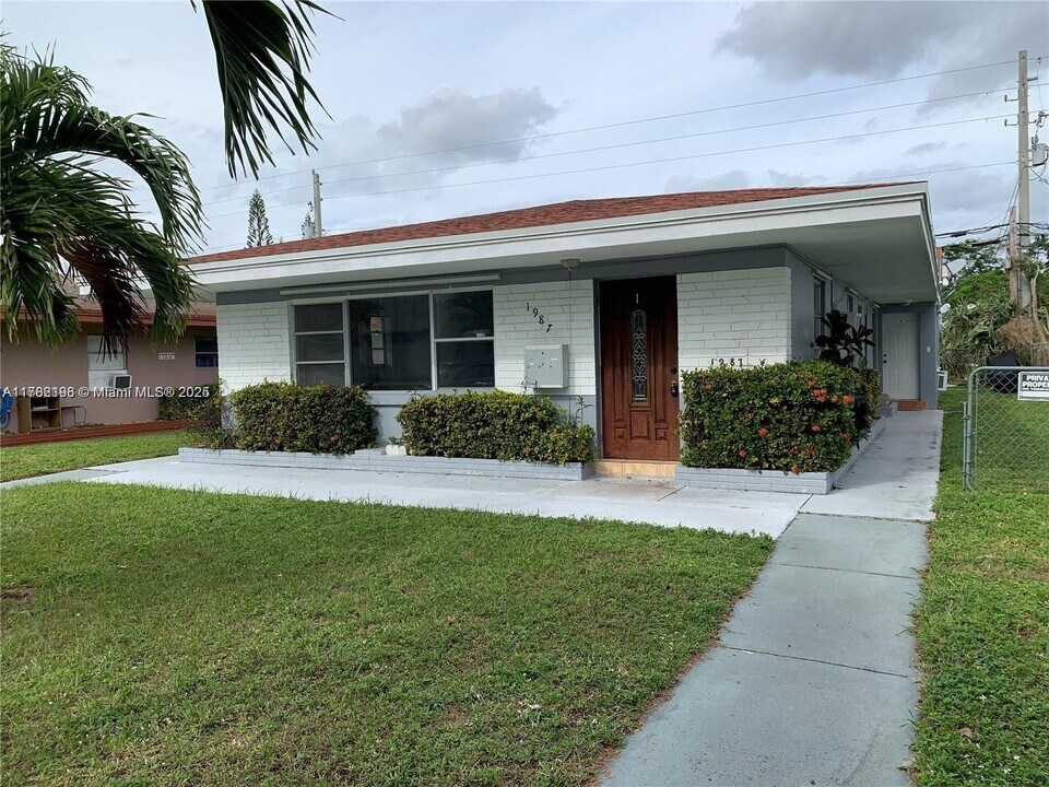 1987 NE 171st St, Unit 1 in North Miami Beach, FL - Building Photo