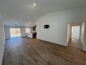 812 Beaconsfield Ct in Bakersfield, CA - Building Photo - Building Photo