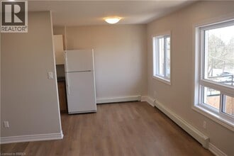 366 Darling St in Brantford, ON - Building Photo - Building Photo