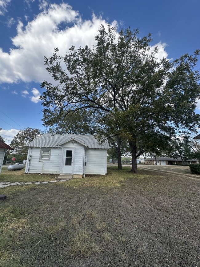 719 Trinity St in Burton, TX - Building Photo - Building Photo