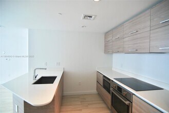 1300 S Miami Ave, Unit 4409 in Miami, FL - Building Photo - Building Photo