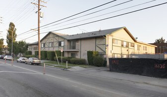 11847 Vanowen St Apartamentos