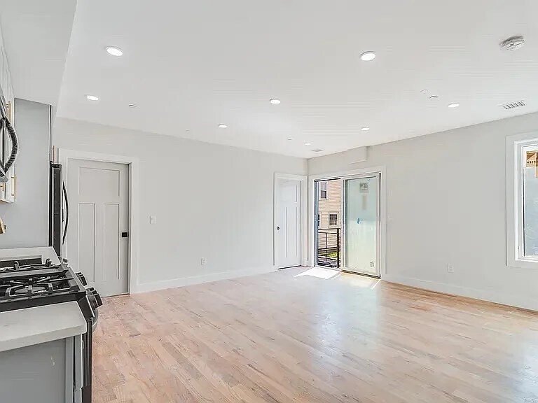 97 Condor St, Unit 3R in Boston, MA - Building Photo