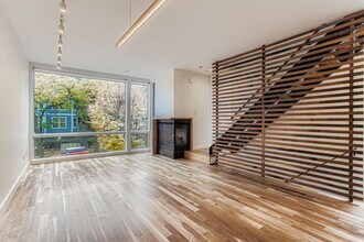 245 SW Meade St in Portland, OR - Building Photo - Building Photo