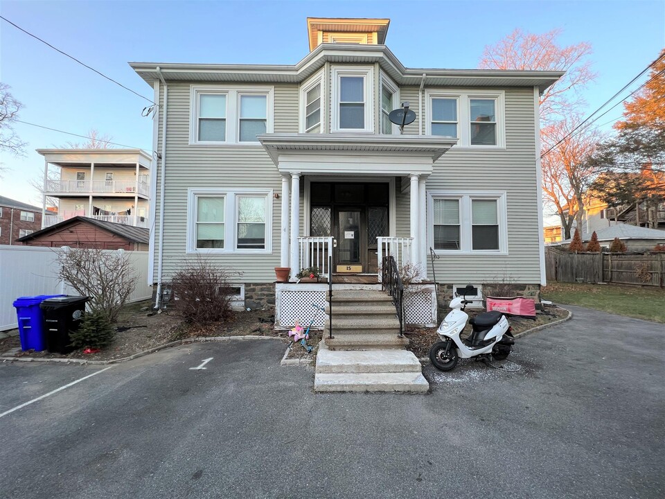 25 Chestnut St in Malden, MA - Building Photo