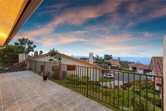 25 Ocean Crest Ct in Rancho Palos Verdes, CA - Building Photo - Building Photo