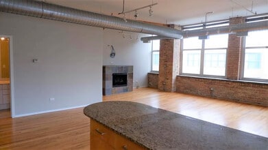 417 S Jefferson St, Unit 404B in Chicago, IL - Foto de edificio - Building Photo
