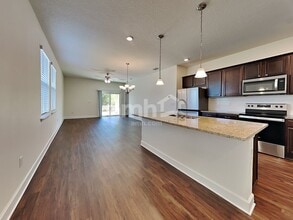 1049 Walden Pond Dr in Plant City, FL - Building Photo - Building Photo