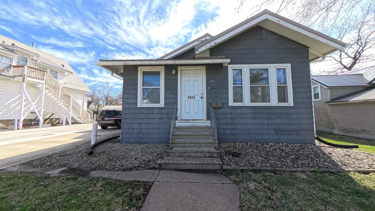 1924 Olive St in Cedar Falls, IA - Building Photo