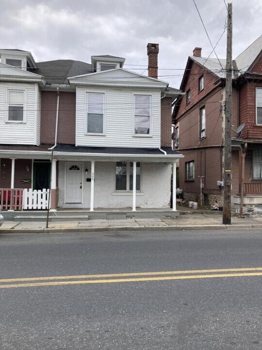 305 S 8th St in Lebanon, PA - Building Photo