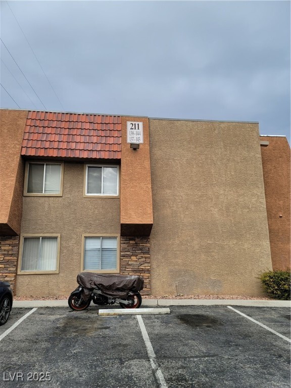 5121 River Glen Dr in Las Vegas, NV - Building Photo - Building Photo