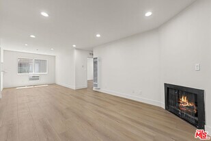 635 Westmount Dr in West Hollywood, CA - Building Photo