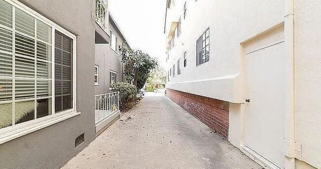 10605 Ashton Ave, Unit 10607 1/2 in Los Angeles, CA - Building Photo - Building Photo