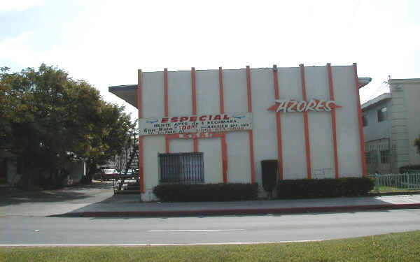 15560 Orange Avenue in Paramount, CA - Foto de edificio - Building Photo