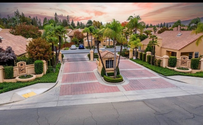 645 E Champlain Dr in Fresno, CA - Building Photo - Building Photo