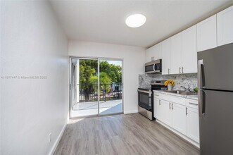 2461 SW 22nd St in Miami, FL - Building Photo - Building Photo