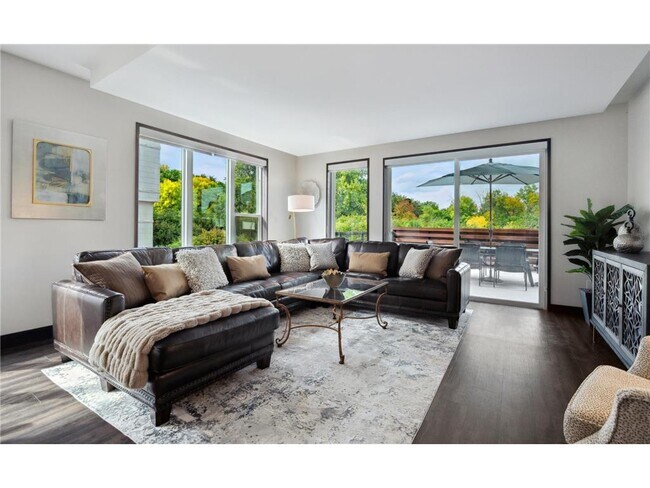 253 Lake St E in Wayzata, MN - Building Photo - Building Photo