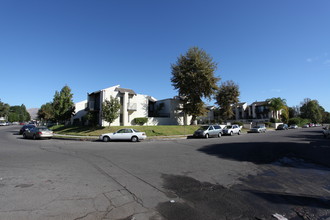 International Village Apartments in Canoga Park, CA - Building Photo - Building Photo