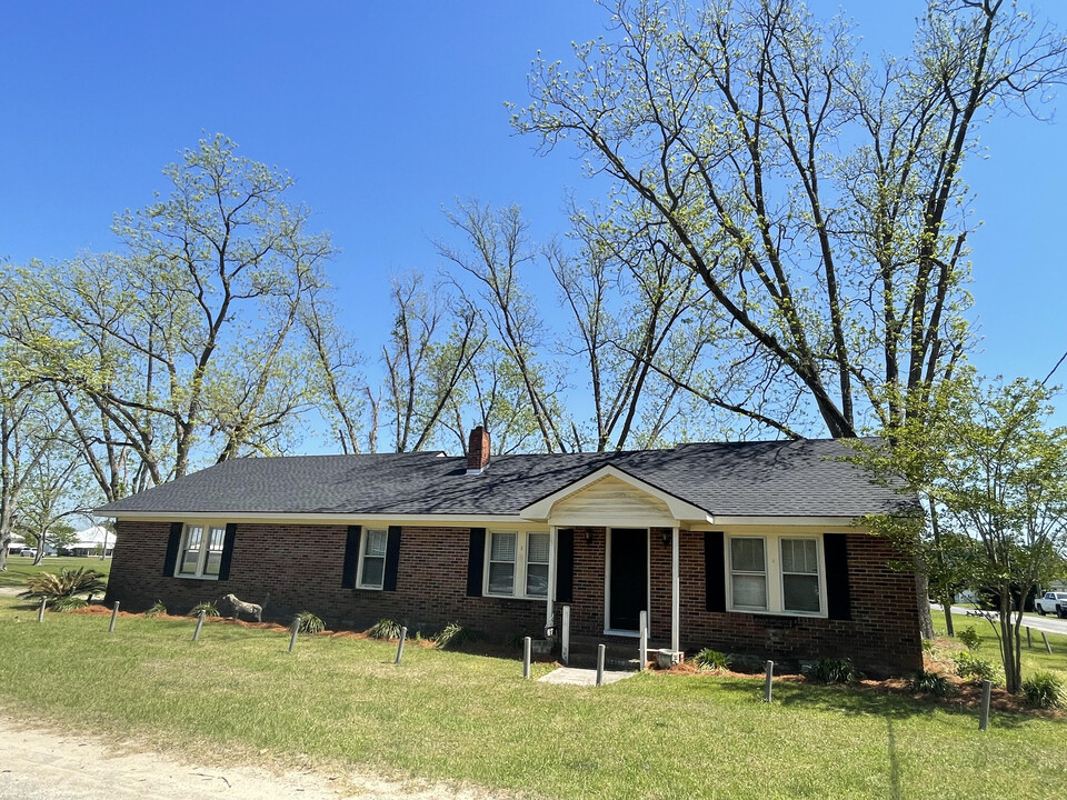67 Mendes Plum Rd in Glennville, GA - Building Photo
