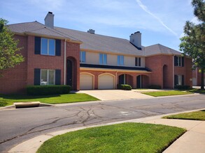 Polo Club Residences in Wichita, KS - Foto de edificio - Building Photo