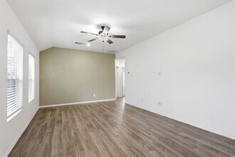 1223 Blue Hazel Ct in Pinehurst, TX - Foto de edificio - Building Photo