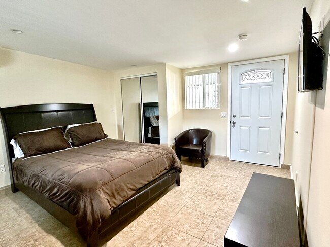 20425 Aetna St in Woodland Hills, CA - Building Photo - Building Photo